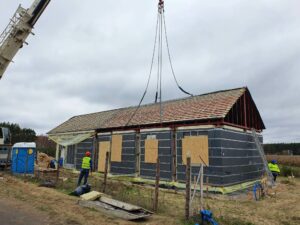 montaż dachu domu modułowego